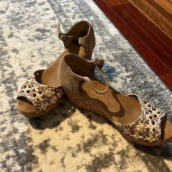 Toms Wedge Sandals size 5 - Picture 2 of 4